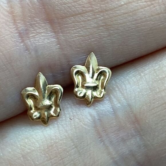 💛 14k Yellow Gold Vintage Fleur-de-Lis Earrings - Picture 4 of 5